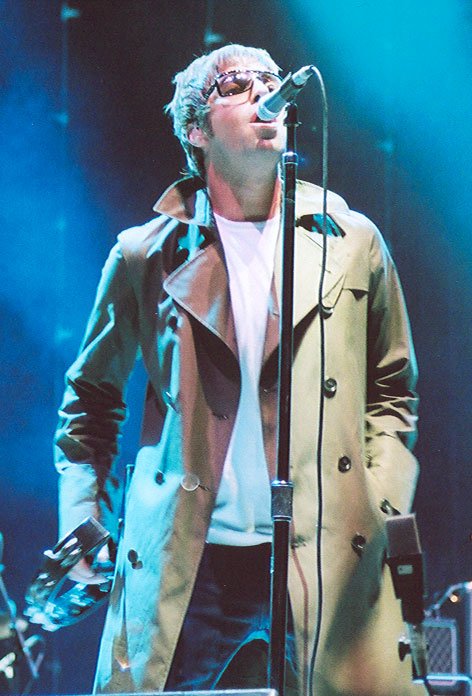 Liam Gallagher cantando en vivo en 2005